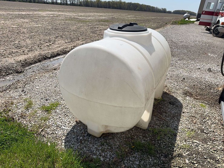 white-poly-chemical-tank---300-gal-(lid-is-warped-and-missing-small-lid)-image-6