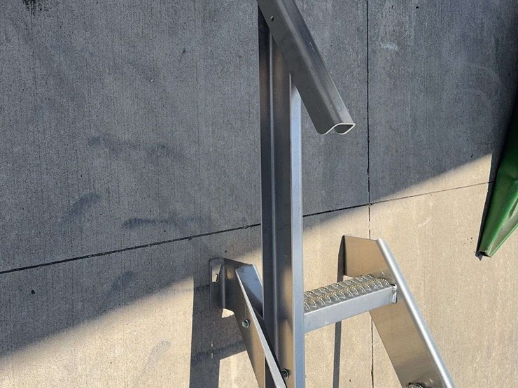stainless-steps-w/-handrail-image-3
