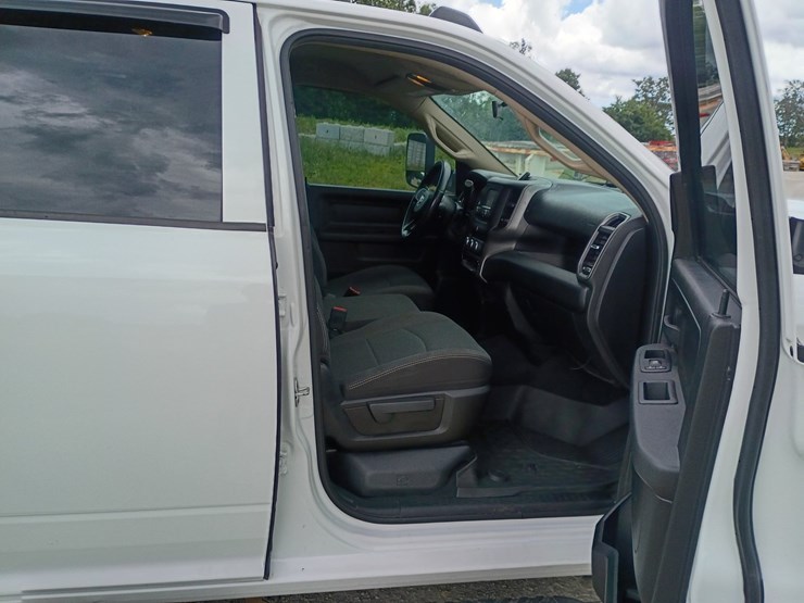 2020-dodge-2500-image-36