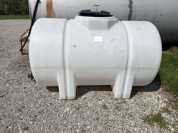 white-poly-chemical-tank---300-gal-(lid-is-warped-and-missing-small-lid)-image-1
