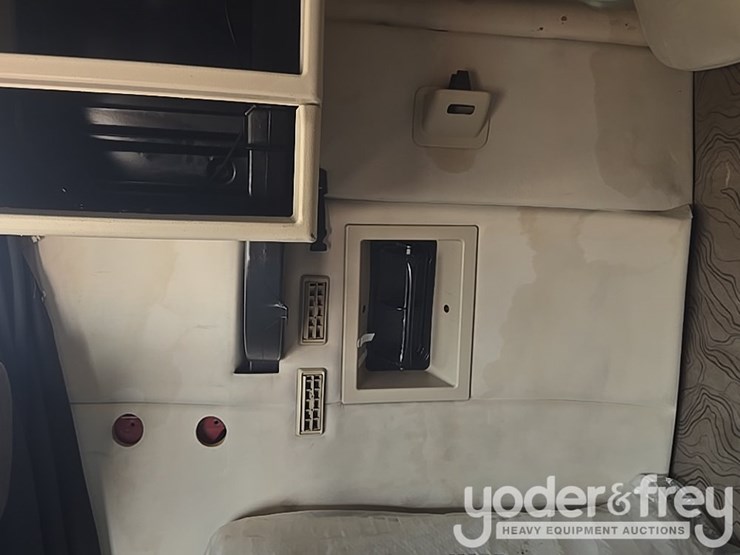 2015-volvo-vnl-image-68