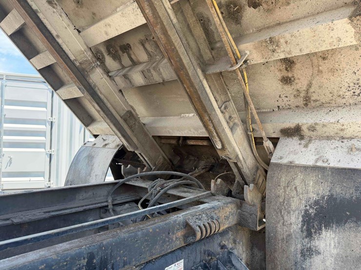 2011-peterbilt-337-image-19