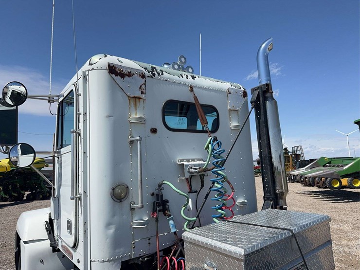 1996-fld-120-freightliner-day-cab-semi-image-9