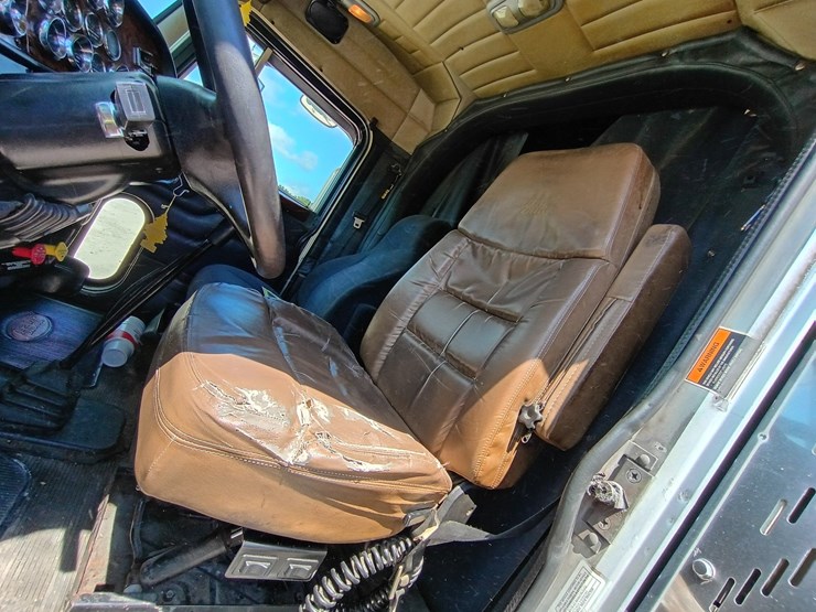 2005-peterbilt-379-image-38