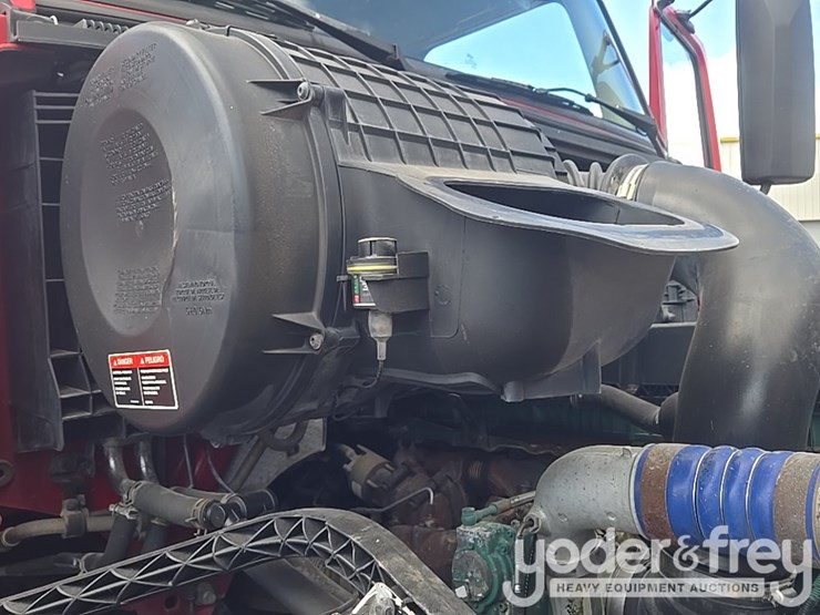 2015-volvo-vnl-image-48