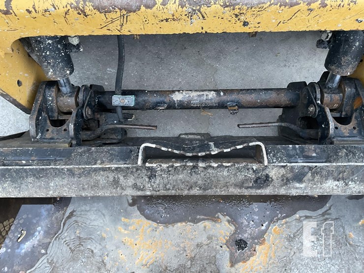 2014-caterpillar-242d-image-10