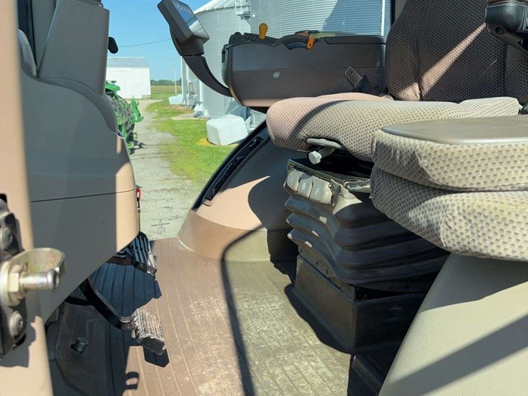 2011-john-deere-8260r-image-40