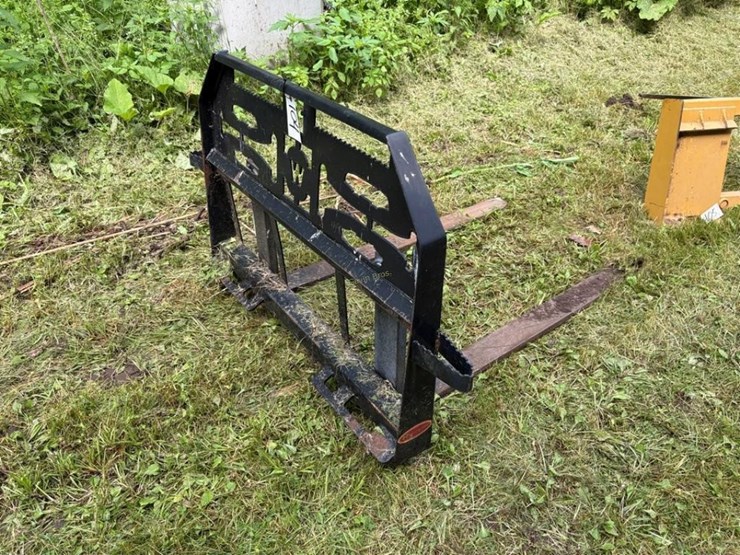 walco-universal-attach-48"-pallet-forks-image-2