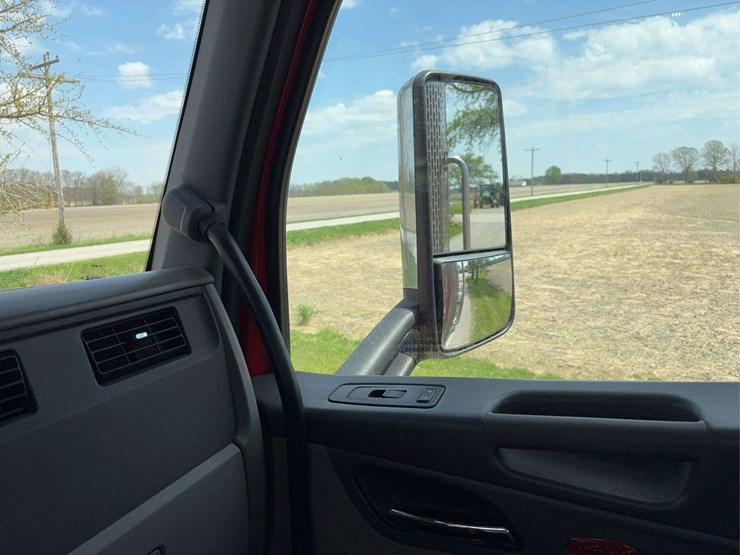peterbilt-579-image-101