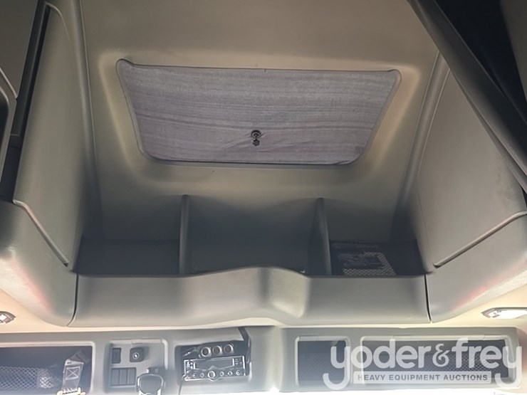 2019-volvo-vnl860-image-53