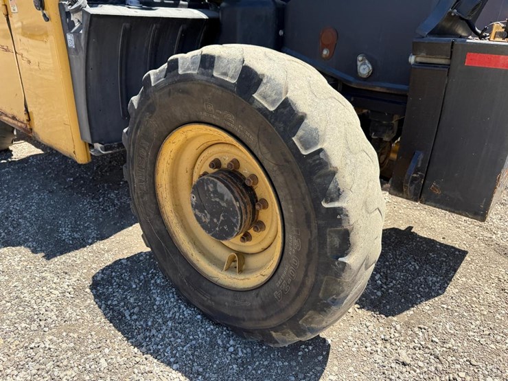 caterpillar-tl943-image-15