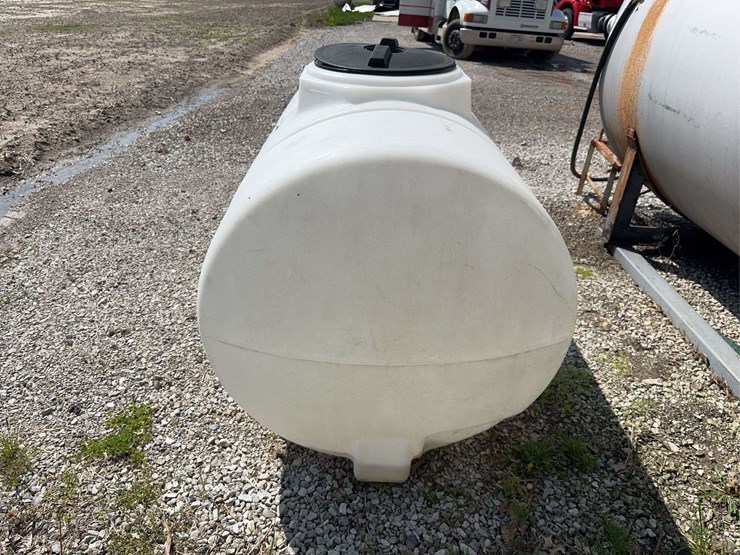 white-poly-chemical-tank---300-gal-(lid-is-warped-and-missing-small-lid)-image-5