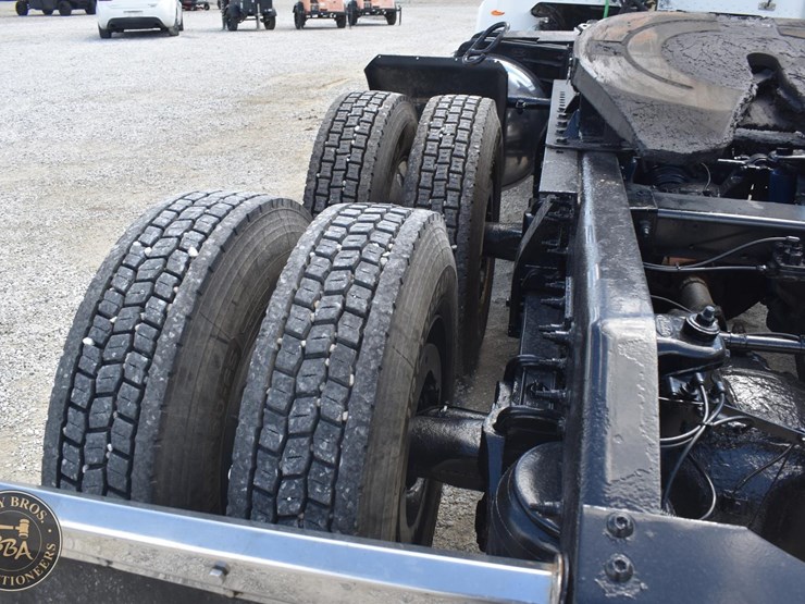 2013-peterbilt-367-image-35