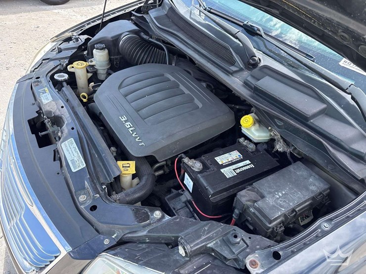 2015-chrysler-town-&-country-image-8