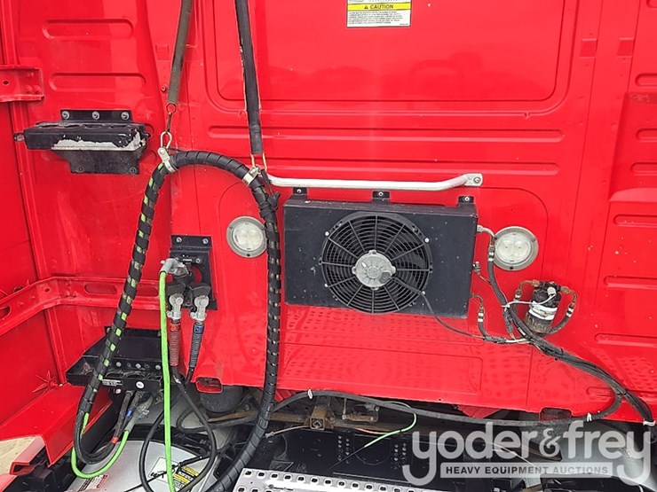 2019-volvo-vnl860-image-27