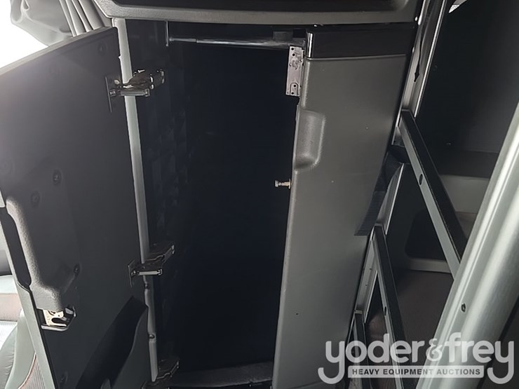 2019-volvo-vnl860-image-46