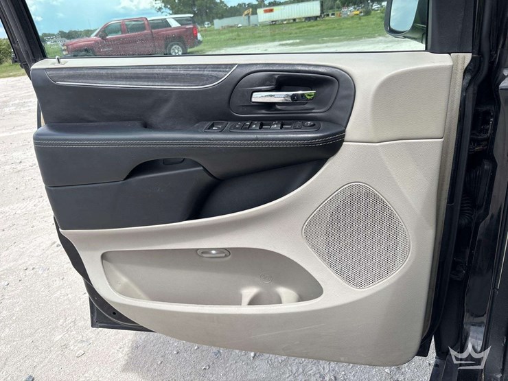 2015-chrysler-town-&-country-image-11