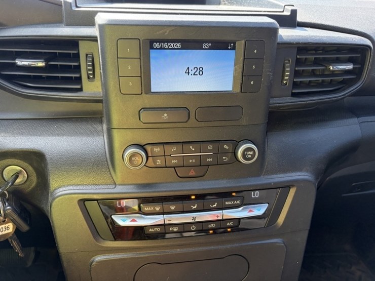 2020-ford-explorer-image-32