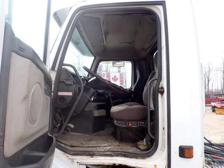 2005-volvo-vn-image-10