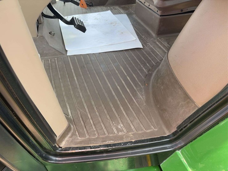 2013-john-deere-8285r-image-31