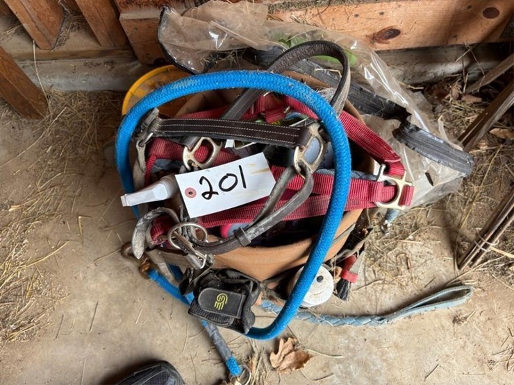 bucket-organizer-&-horse-care-items-image-3