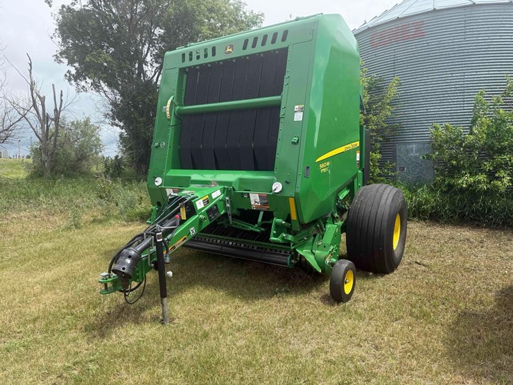 2020-john-deere-560m-image-1