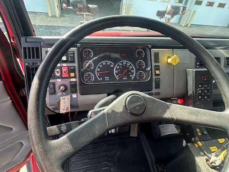 2002-freightliner-fl80-image-47
