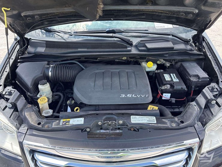 2015-chrysler-town-&-country-image-7