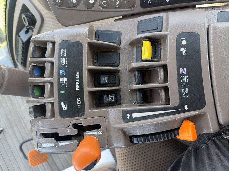 2013-john-deere-8285r-image-34