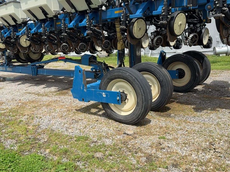 2014-kinze-16-row-corn-planter-with-dry-fertilizer-image-18