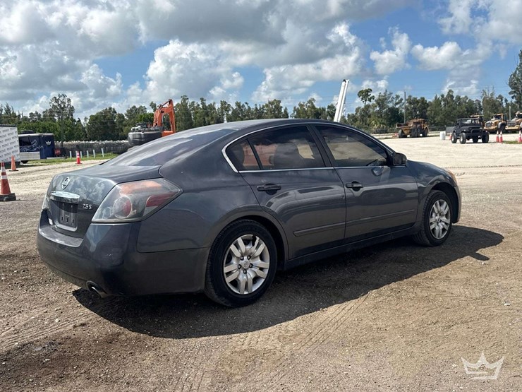 2012-nissan-altima-sedan-image-3