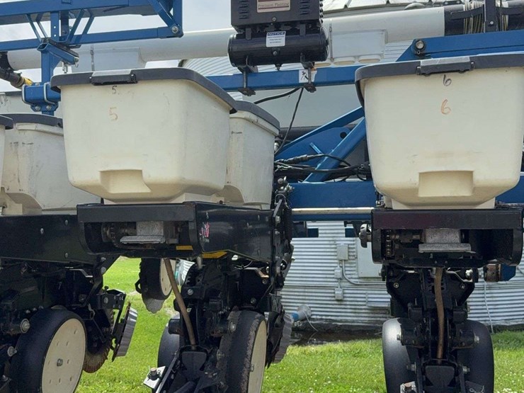 2014-kinze-16-row-corn-planter-with-dry-fertilizer-image-11