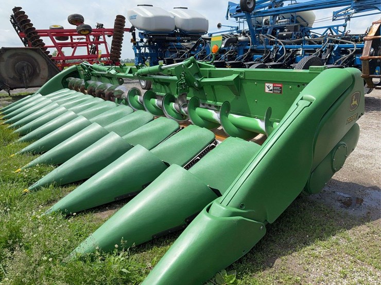 2018-john-deere-12-image-1