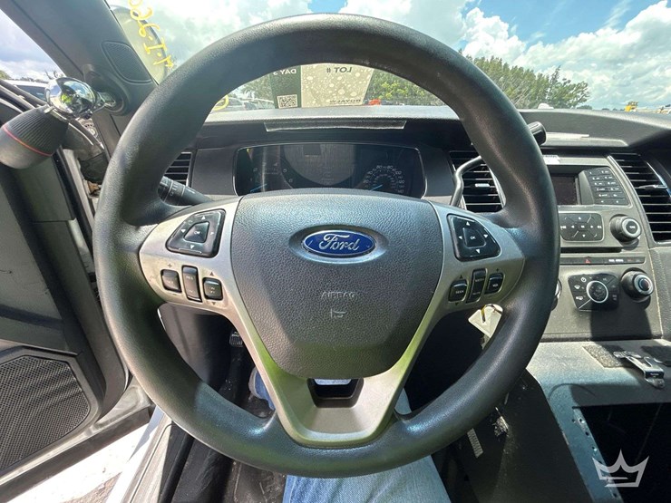 2013-ford-taurus-awd-sedan-image-12