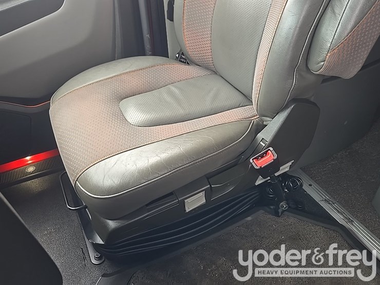 2019-volvo-vnl860-image-40