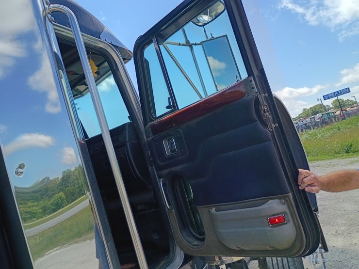 2005-peterbilt-379-image-44