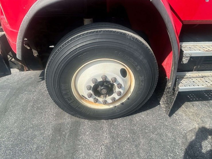 2002-freightliner-fl80-image-26