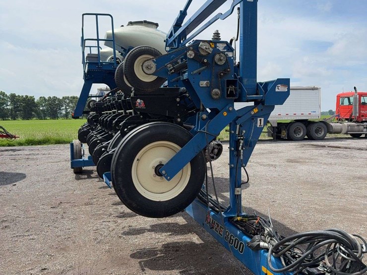 2013-kinze-3600-image-19