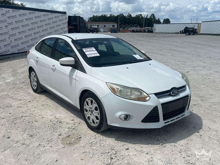 2012-ford-focus-sedan-image-2