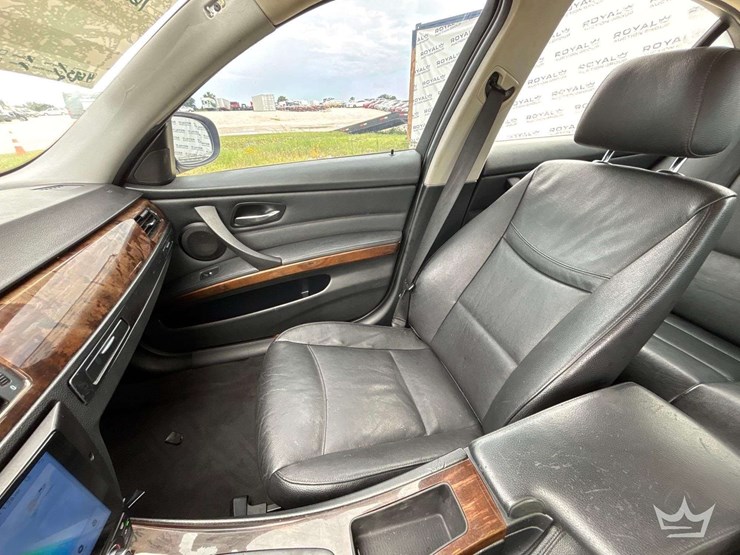2011-bmw-328i-sedan-image-17