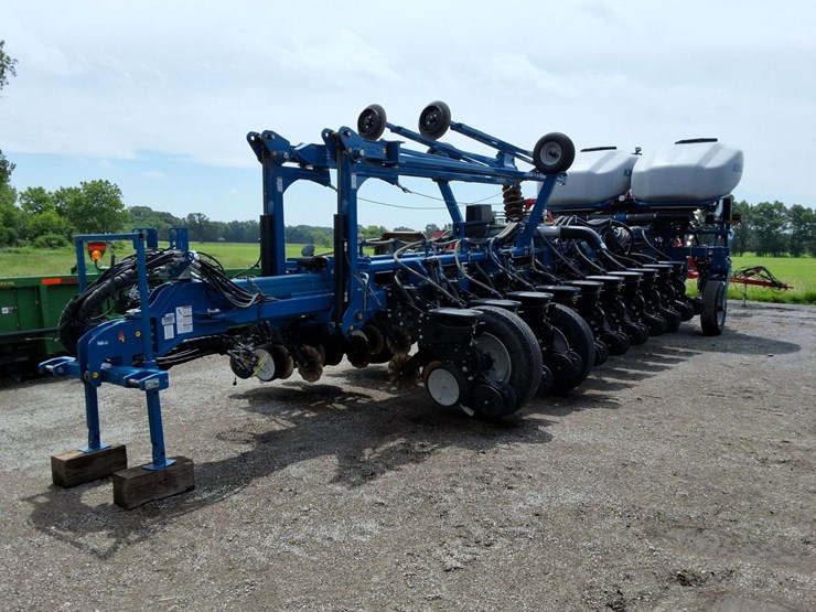 kinze-24-center-fill-planter,-30''-image-1