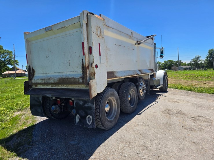 2017-peterbilt-365-image-15