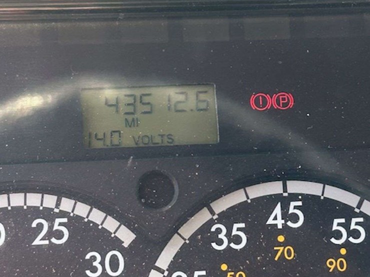 2002-freightliner-fl80-image-48