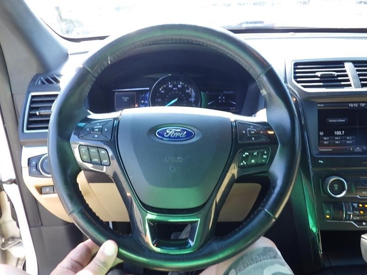 2016-ford-explorer-image-21