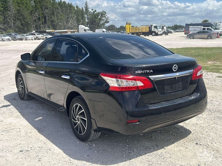 2015-nissan-sentra-sedan-image-4