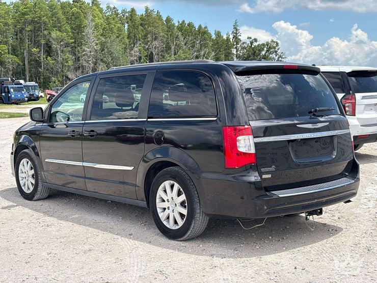 2015-chrysler-town-&-country-image-4