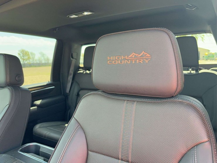 2025-chevrolet-silverado-2500hd-high-country-image-36