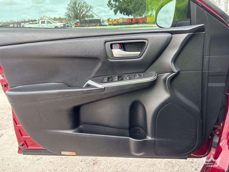 2016-toyota-camry-hybrid-sedan-image-11