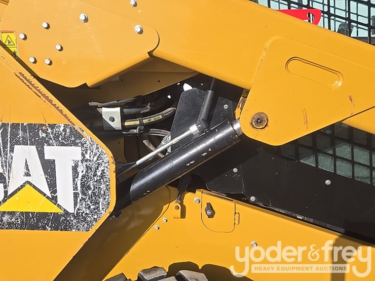 2017-caterpillar-262d-image-23