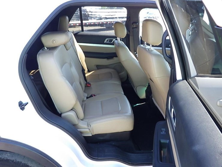 2016-ford-explorer-image-14